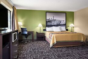 Super 8 by Wyndham Dyersville near Field of Dreams