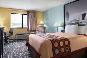 Super 8 by Wyndham Dyersville near Field of Dreams