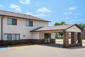Super 8 by Wyndham Dyersville near Field of Dreams