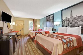 Super 8 by Wyndham Forest Park