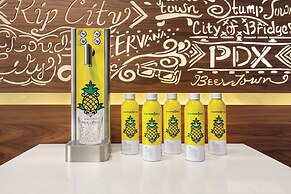 Staypineapple, Hotel Rose, Downtown Portland