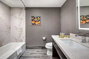 DoubleTree by Hilton Toronto Airport