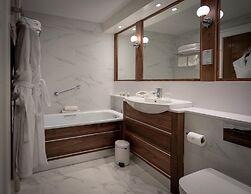 The Lakeside Hotel & Leisure Centre