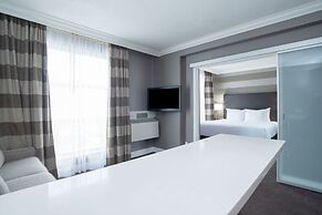 Sandman Signature Mississauga Hotel