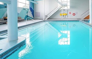 Sandman Signature Mississauga Hotel