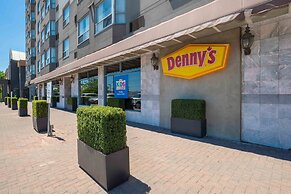 Sandman Signature Mississauga Hotel