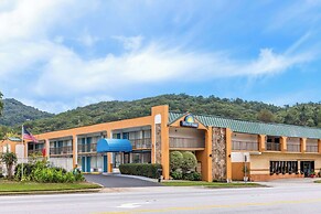 Days Inn by Wyndham Clayton