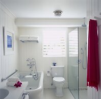 Round Hill Hotel And Villas