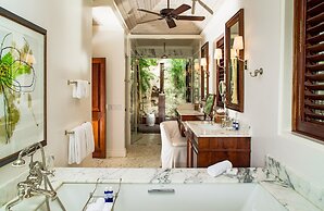 Round Hill Hotel And Villas