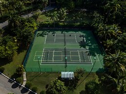 Round Hill Hotel And Villas