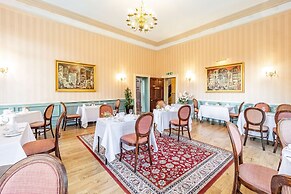 Best Western Limpley Stoke Hotel