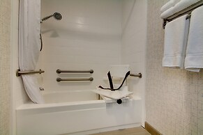Holiday Inn Express & Suites Lincoln East - White Mountains by IHG