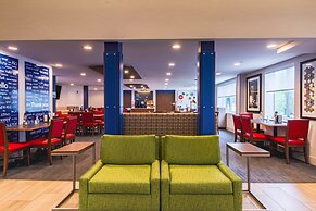 Holiday Inn Express & Suites Lincoln East - White Mountains by IHG