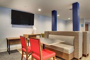 Holiday Inn Express & Suites Lincoln East - White Mountains by IHG