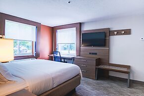 Holiday Inn Express & Suites Lincoln East - White Mountains by IHG