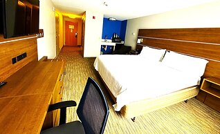 Holiday Inn Express & Suites Lincoln East - White Mountains by IHG