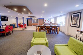 Holiday Inn Express & Suites Lincoln East - White Mountains by IHG