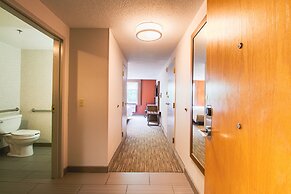 Holiday Inn Express & Suites Lincoln East - White Mountains by IHG