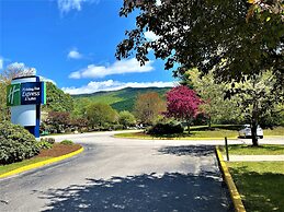 Holiday Inn Express & Suites Lincoln East - White Mountains by IHG