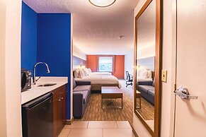 Holiday Inn Express & Suites Lincoln East - White Mountains by IHG