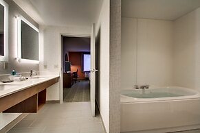 Holiday Inn Express & Suites Lincoln East - White Mountains by IHG