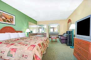 Super 8 by Wyndham Nashville Near Downtown / I-40