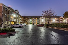 HomeTowne Studios by Red Roof Atlanta - Chamblee