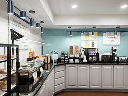 Garner Hotel Topeka West, by IHG