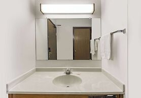 Super 8 by Wyndham Coshocton Roscoe Village