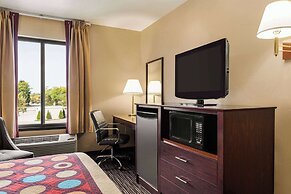 Super 8 by Wyndham Germantown/Milwaukee