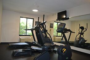 Super 8 by Wyndham Germantown/Milwaukee