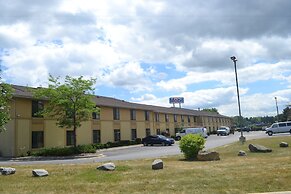 Super 8 by Wyndham Germantown/Milwaukee