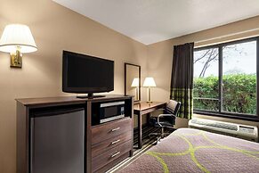 Super 8 by Wyndham Germantown/Milwaukee