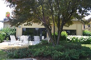 Super 8 by Wyndham Germantown/Milwaukee
