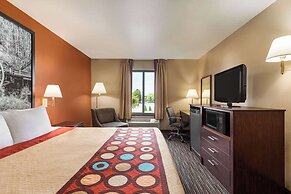 Super 8 by Wyndham Germantown/Milwaukee