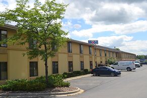Super 8 by Wyndham Germantown/Milwaukee