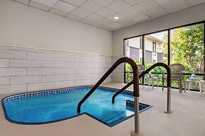 Super 8 by Wyndham Germantown/Milwaukee