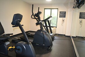 Super 8 by Wyndham Germantown/Milwaukee