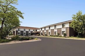 Super 8 by Wyndham Germantown/Milwaukee