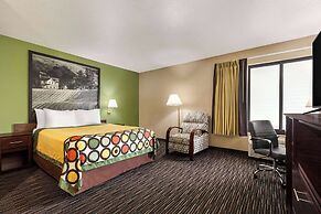 Super 8 by Wyndham Germantown/Milwaukee