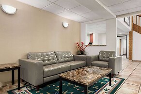 Super 8 by Wyndham Germantown/Milwaukee