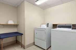 Super 8 by Wyndham Germantown/Milwaukee