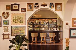 Coral Sands Inn & Cottages