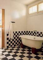 Coral Sands Inn & Cottages