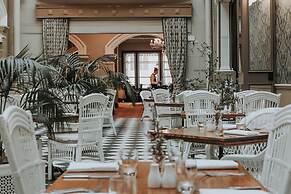 Hadley's Orient Hotel