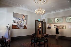 Hadley's Orient Hotel