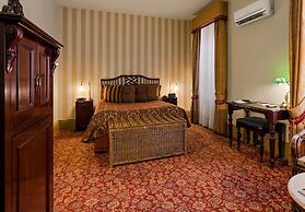 Hadley's Orient Hotel