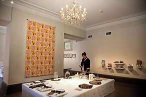 Hadley's Orient Hotel