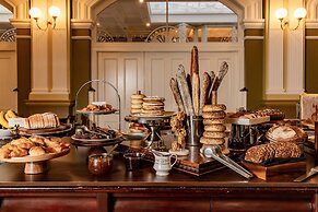 Hadley's Orient Hotel