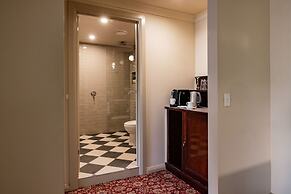 Hadley's Orient Hotel